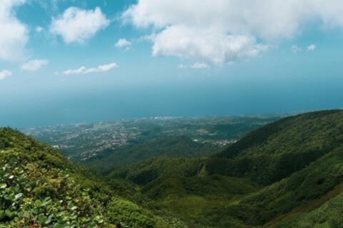 Vue depuis les hauteurs du volcan, surplombant la forêt tropicale et le littoral.