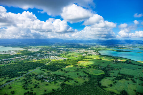 Vue aérienne des paysages de la Guadeloupe entre Grande-Terre et Basse-Terre, entre nature, mer et zones urbaines.
