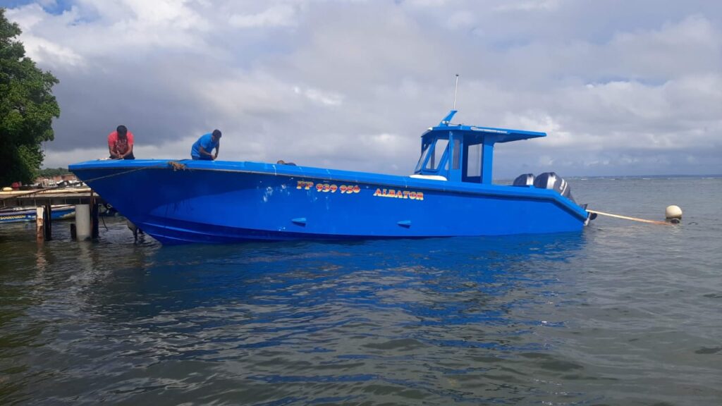 Photo d'un bateau de pêche professionnel bleu - Agrandir l'image, fenêtre modale