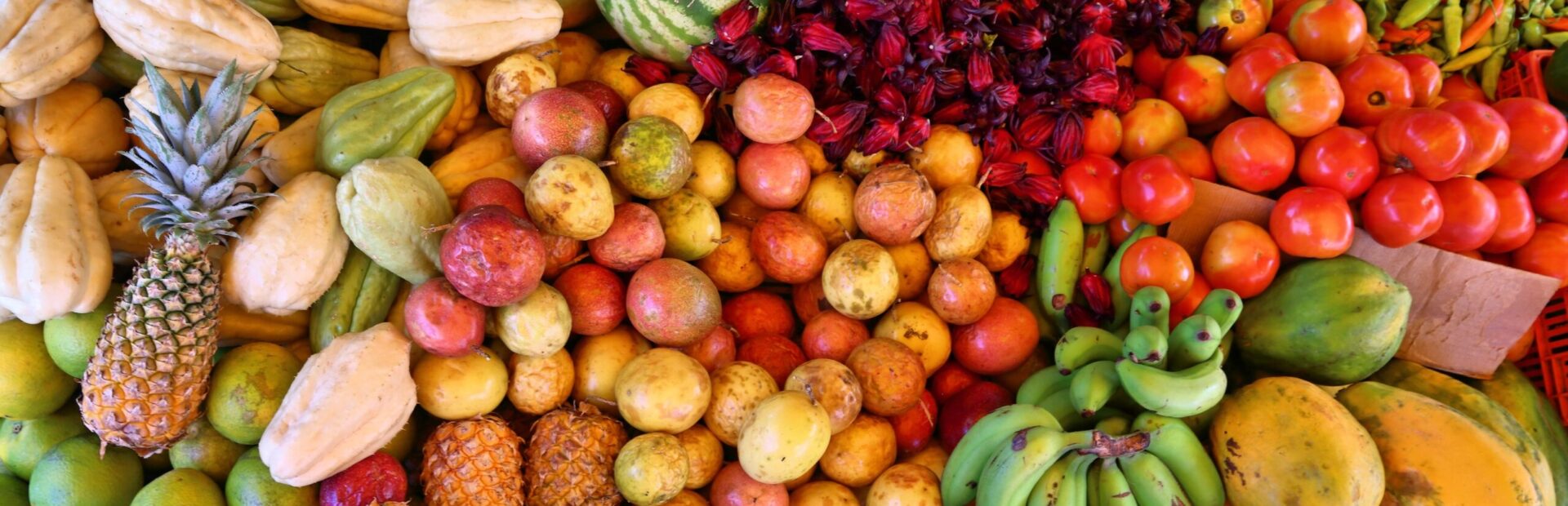 Étalage coloré de fruits et légumes frais d'un marché antillais