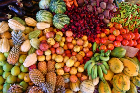 Étalage coloré de fruits et légumes frais d'un marché antillais