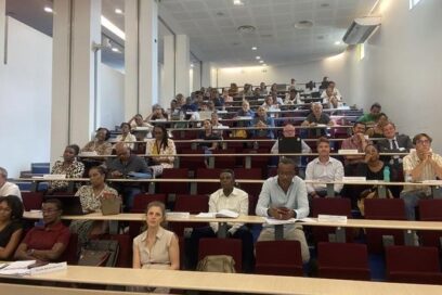 Réunion du comité de pilotage local (COPIL) sur la chlordécone en Guadeloupe, avec de nombreux participants dans un amphithéâtre. - Agrandir l'image, fenêtre modale
