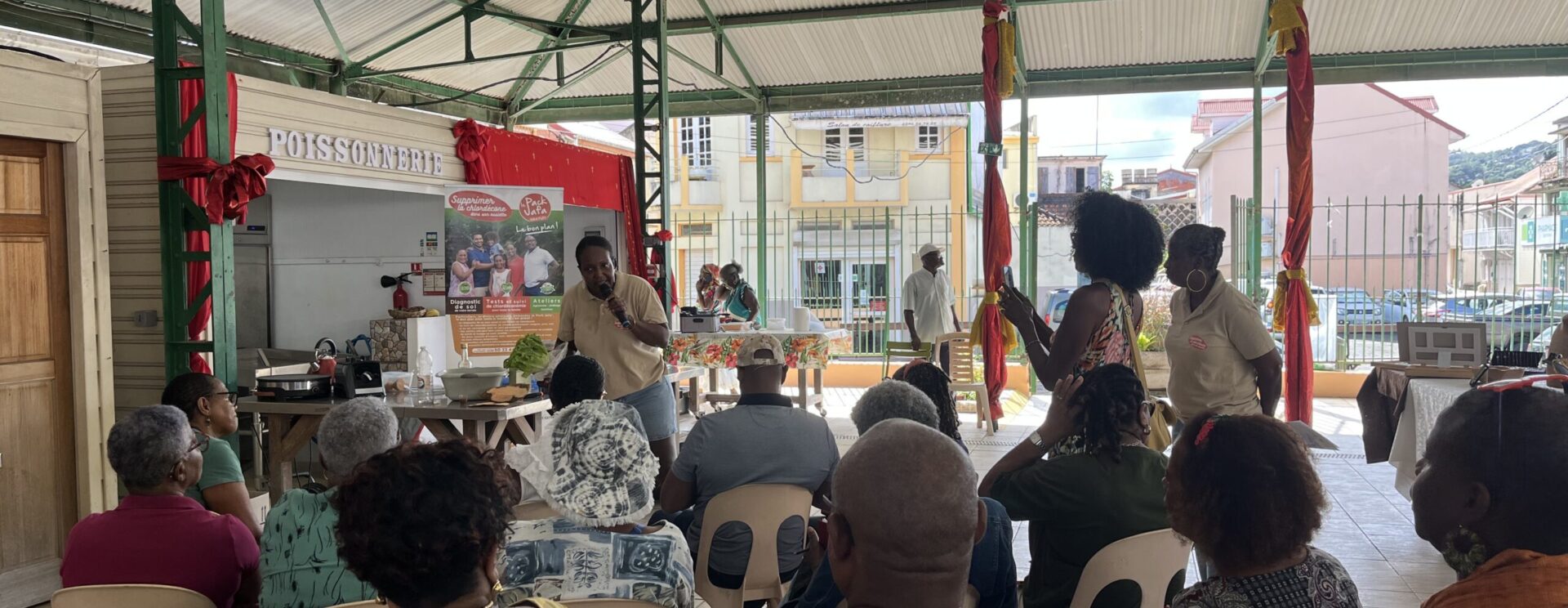 Atelier de sensibilisation JAFA animé devant un public au marché couvert du Saint-Esprit, en Martinique.