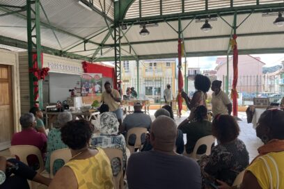 Atelier de sensibilisation JAFA animé devant un public au marché couvert du Saint-Esprit, en Martinique. - Agrandir l'image, fenêtre modale