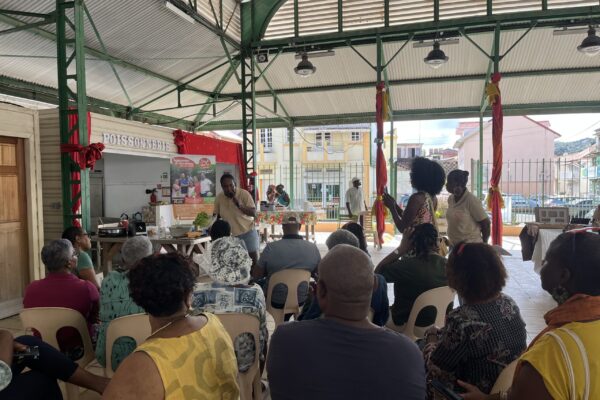 Atelier de sensibilisation JAFA animé devant un public au marché couvert du Saint-Esprit, en Martinique.