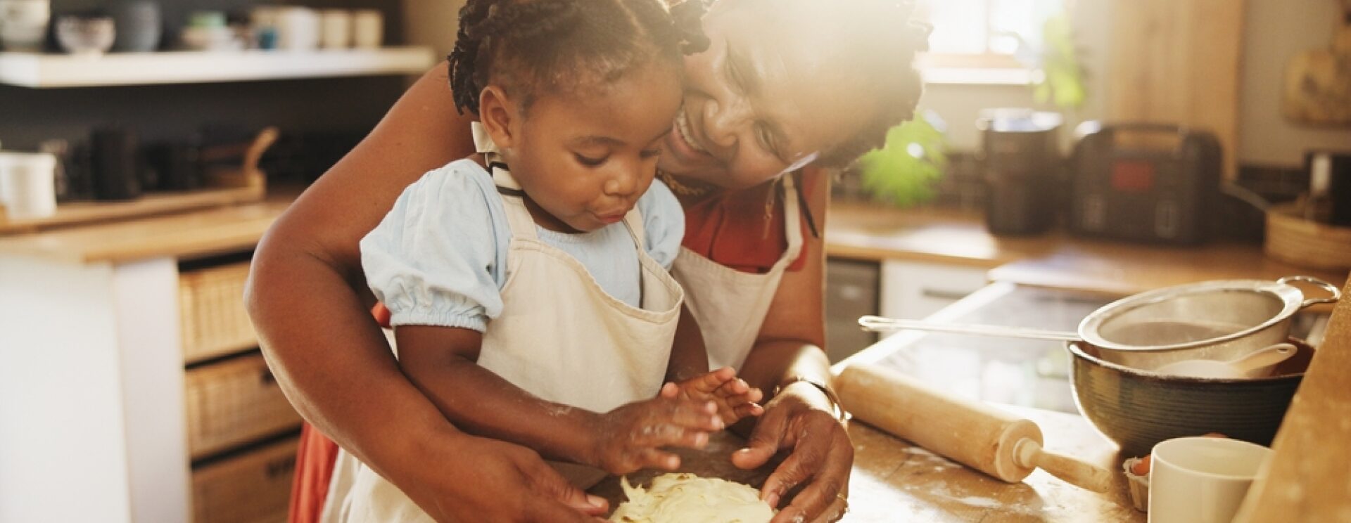 Une grand-mère et sa petite-fille cuisinent ensemble