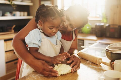 Une grand-mère et sa petite-fille cuisinent ensemble
