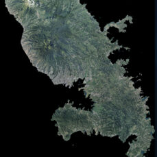 Vue satellite des îles de la Martinique (à gauche) et de la Guadeloupe avec ses dépendances (à droite), sur fond noir.