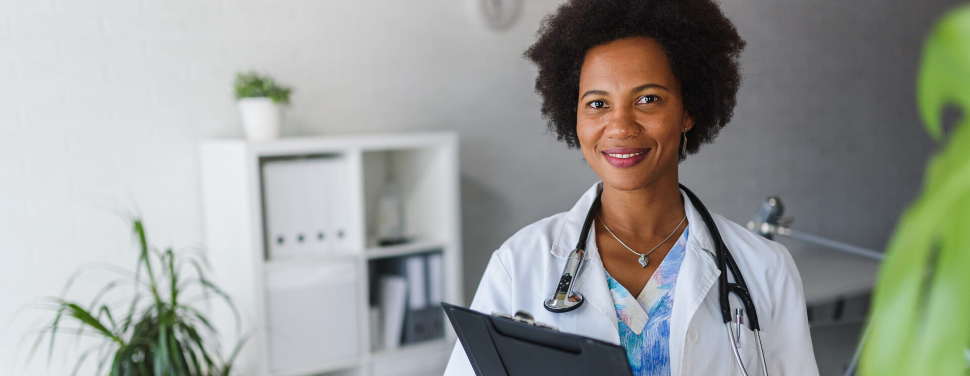 Une femme médecin souriante dans son environnement de travail
