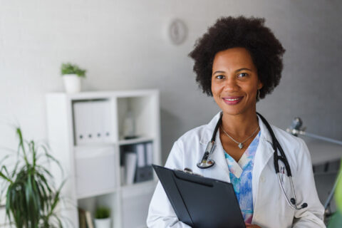 Une femme médecin souriante dans son environnement de travail