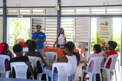 Animation de sensibilisation du programme Titiri porté par Promotion Santé devant un groupe de participants dans une salle en Guadeloupe.