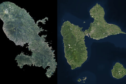 Vue satellite des îles de la Martinique (à gauche) et de la Guadeloupe avec ses dépendances (à droite), sur fond noir